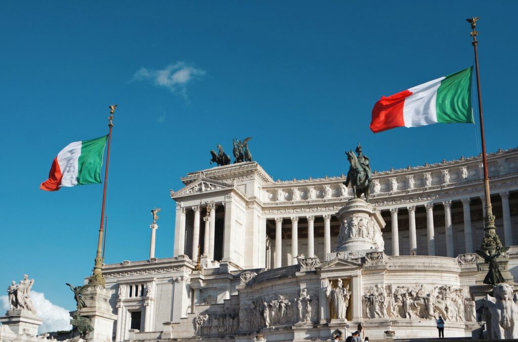 Prédio institucional com bandeira no alto, representando uma repartição consular