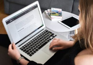Pessoa usando um notebook para acessar um portal de serviços online